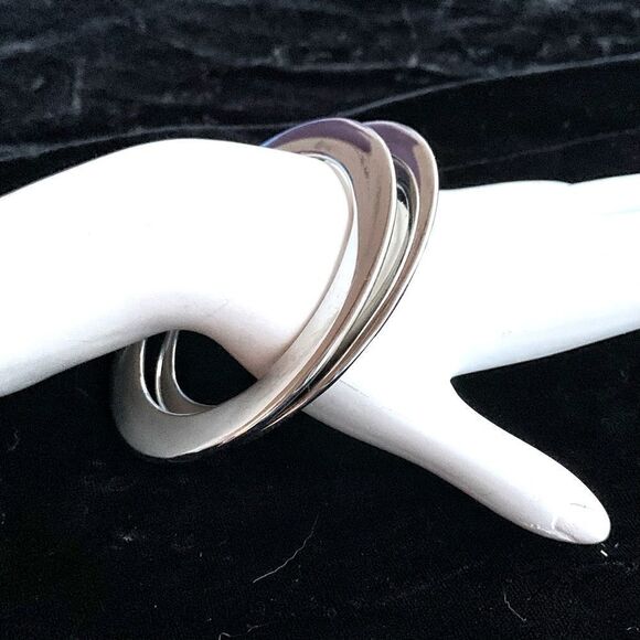Pair of shiny sleek thin silver flat bangle bracelets elegant accessory - Picture 1 of 6